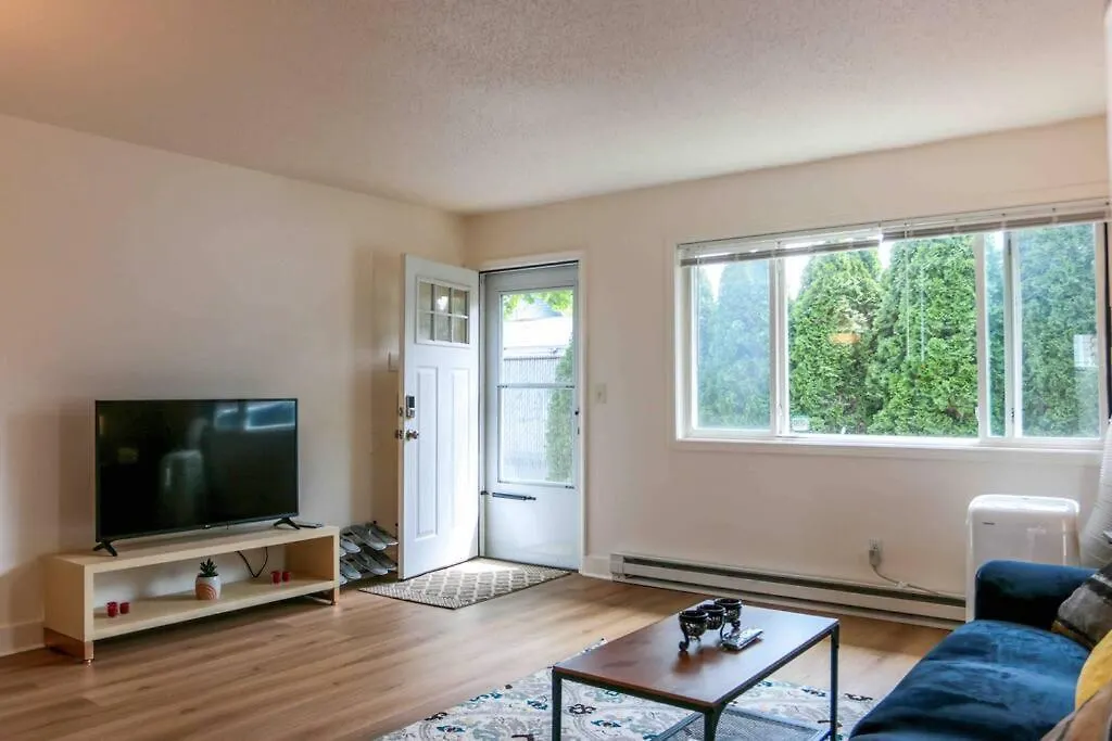 Amazing Entire House + Parking Apartment Portland