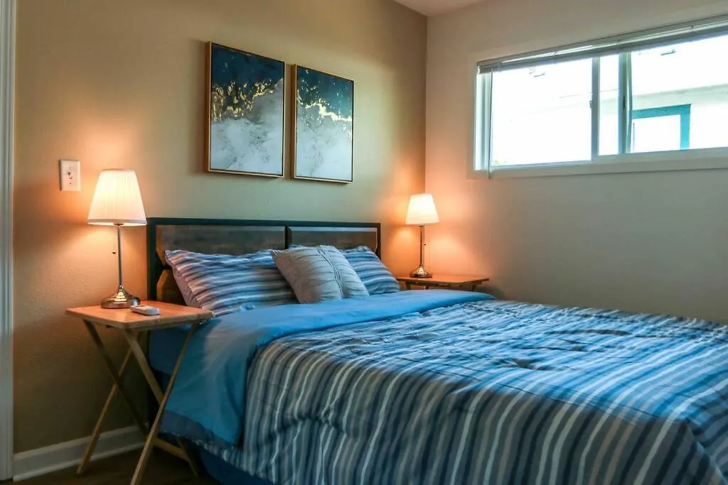 Amazing Entire House + Parking Apartment Portland