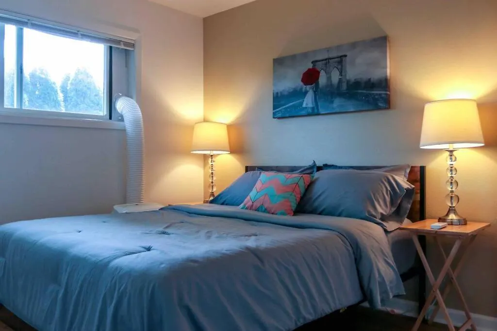 Amazing Entire House + Parking Apartment Portland