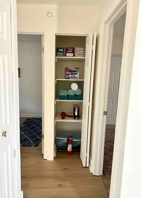 Amazing Entire House + Parking Apartment Portland 0*,  United States